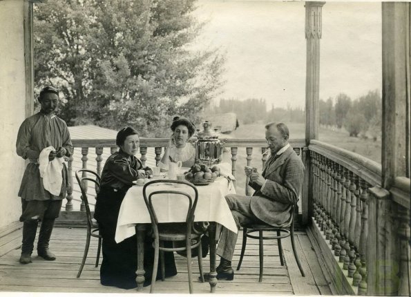 1910 Предпл Ташкент Семья Каменских Вера Ольга и Федор Михайлович и Работник Файдза