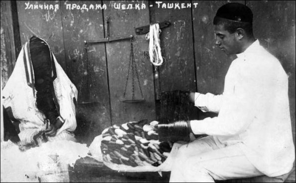 1920 Уличная торговля шелком в Ташкенте