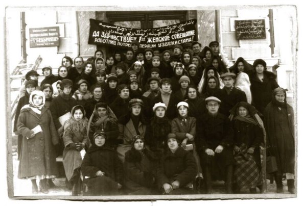 1927 Ташкент Группа Делегатов 1-го Женского Совещания Работних Потребкооперации Узбекистана