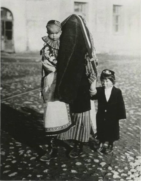 1929 Ташкент Женщина в Парандже с Детьми