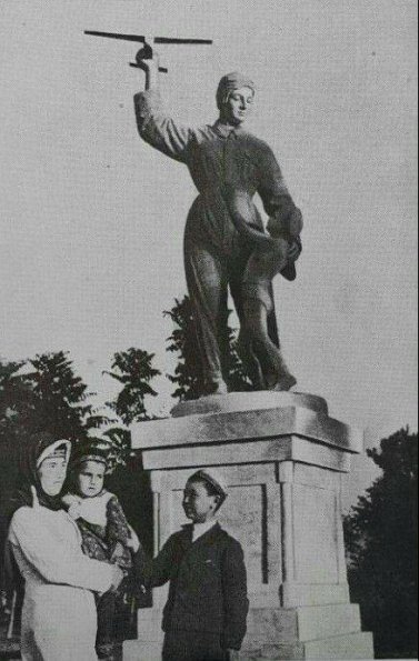 1935 Предпл Ташкент Скульптура Летчицы