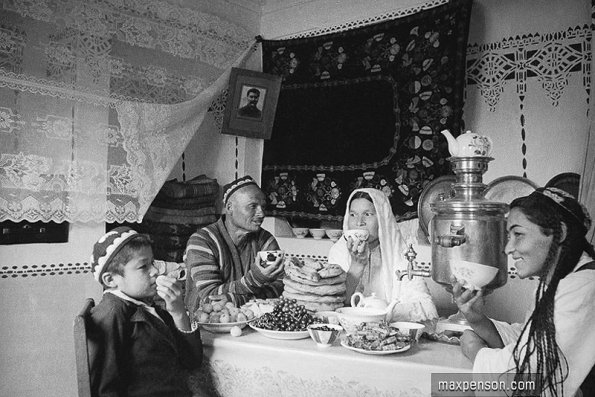 1935 Ташкент Узбекская Семья за Самосвалом