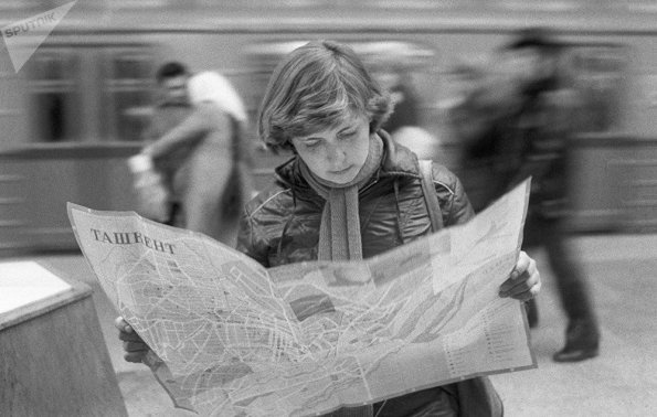 1980 Ташкент Метро на Остановке за Чтением Газеты
