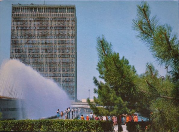 1988 Ташкент Сосны у Фонтанов на Площади Ленина