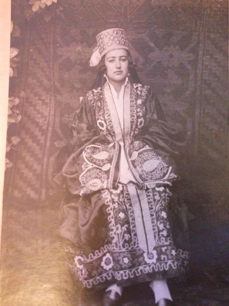 1900 Сестра Саид Ахмад Кандова, в Бухарском костюме, супруга Абдурауф Фитрата..