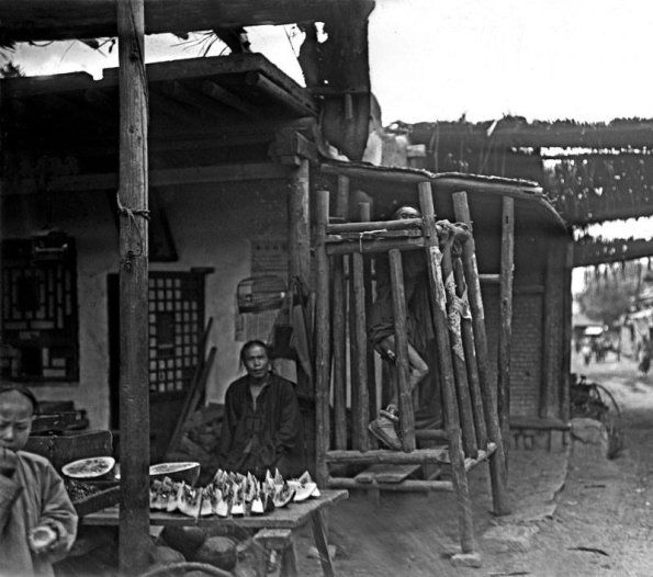 1904 Урумчи Продажа Арбуза и Пытка Стоячими Колодками
