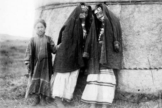 1910 Kazakh Ladies at Yurt