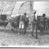 1920.Осмотр красноармейцами багажа у выезжающих из Бухары у городских ворот