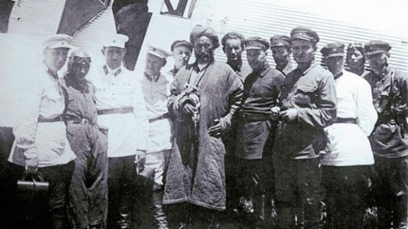 1921 Ibragim-beg with Red Army Officers