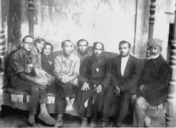 1930 Khiva Khudaybergen Divanov on right, next to left Masharip Rizayev