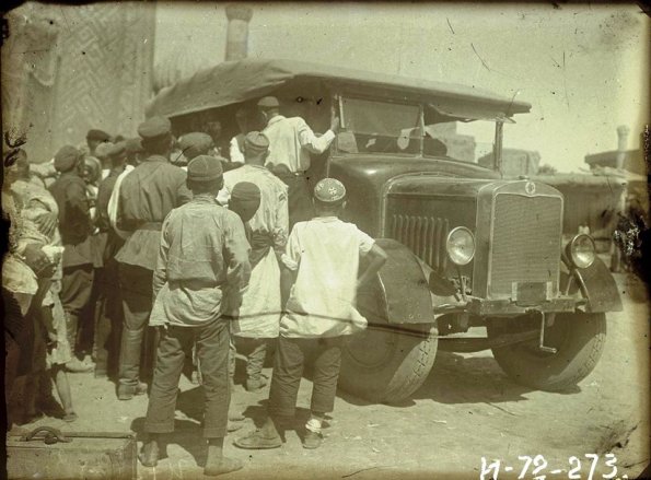 1935 Предпл Самарканд Детвора у Автомобиля