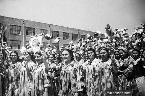 1935 Предпл Ташкент Девушки в Национальных Платьсях на Демонстрации