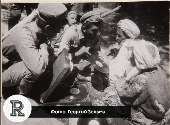 1935 Самарканд Комиссар Воинского Подразделенияна Беседе с Жителями