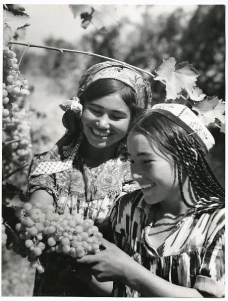 1935 Фергана Девушки и Виноград