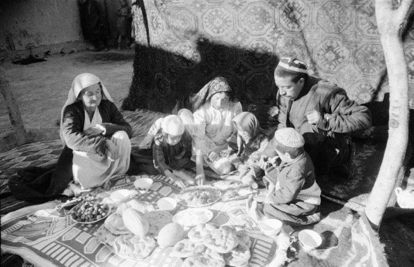 1936 Таджикистан Семья за Обедом 1