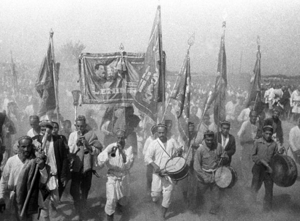 1939 Узбекистан Колхознкики Направляются на Строительство Большого Ферганского Канала