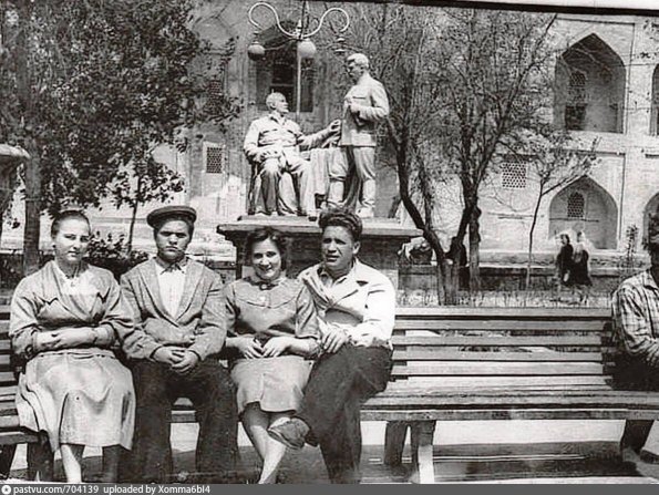 1950 Бухара Отдыхающие у Памятника Ленину и Сталину