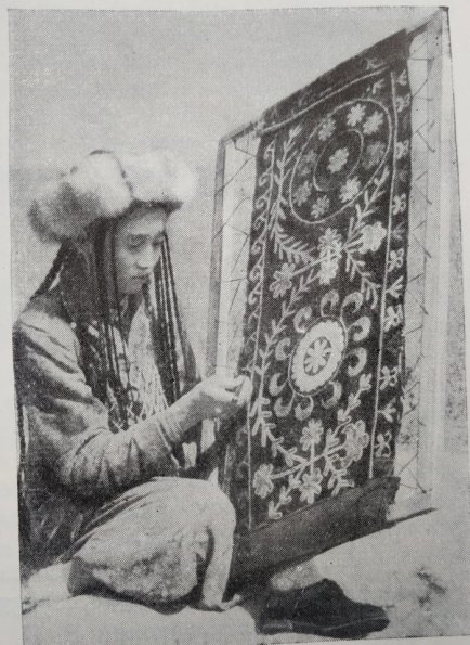 1955 Предпл Кыргызстан Девушка за Вышиванием Настенного Коврика
