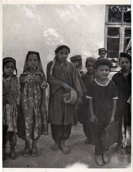 1955 Узбекистан Дети у Сельской Школы
