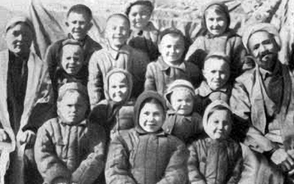 1960 Tashkent Bahri Akramova (4 from right) and Shaamed Shamahmudov (right) took 16 kids WW2 2