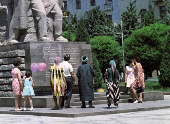 1971 Ташкент Люди у Памятника 14 Туркестанским Комиссарам