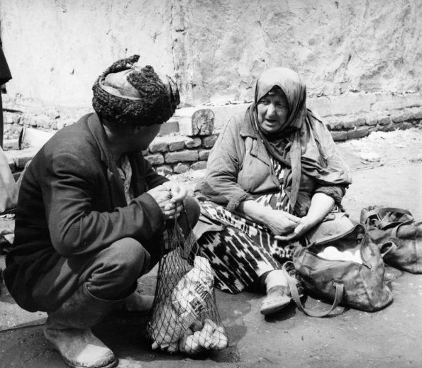 1975 Бухара Продавщица на Улице